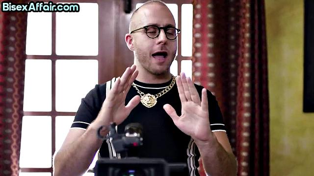 Зрелая тётка скачет на члене между двумя би парнями в тройничке после минета.