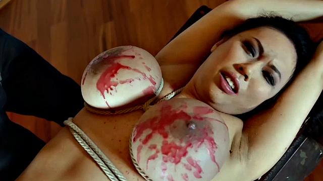 tigerr benson заливает жопу воском и насаживается на дрель-дилдо