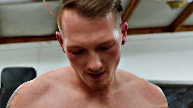 волосатый твинг веселится в тачке с татуированным парнем