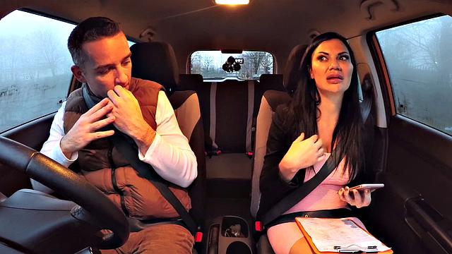 страстная наездница устраивает дикий групповуху и ловит двойной кремпай в машине