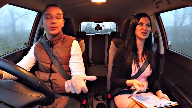 страстная наездница устраивает дикий групповуху и ловит двойной кремпай в машине