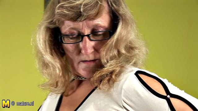 зрелая рози сосет и скачет на члене