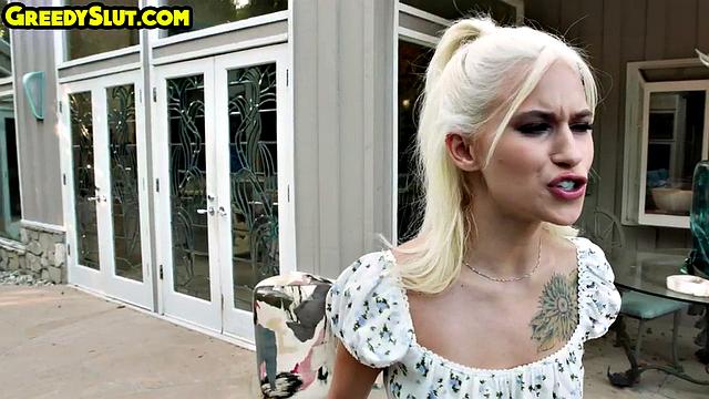 Блондинка не может остановиться - так сосёт и ложится под боковой заход, что аж завидно смотреть!