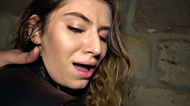 кудрявая красотка сразу согласна: показала грудь и отсосала за деньги