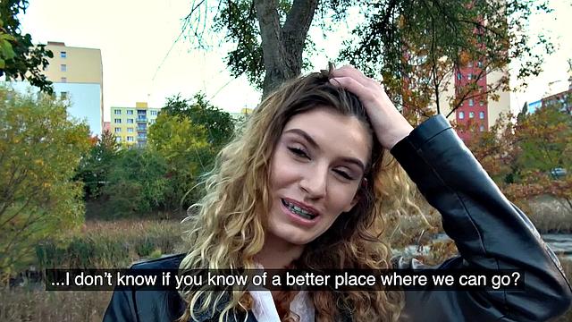 кудрявая красотка сразу согласна: показала грудь и отсосала за деньги