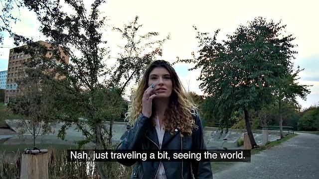 кудрявая красотка сразу согласна: показала грудь и отсосала за деньги