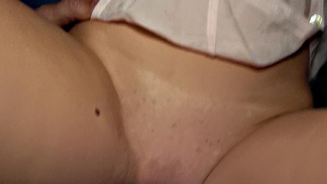 кудрявая красотка сразу согласна: показала грудь и отсосала за деньги