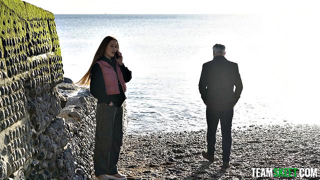 Эмбер Коен сосет хуй Джону Бишопу за дорогие подарки и трахается в отеле за карту без лимита.