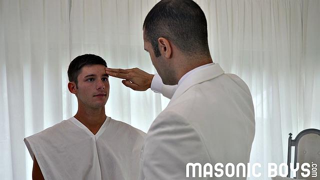 качок получает глубокий минет и римминг, потом трахается без резинки