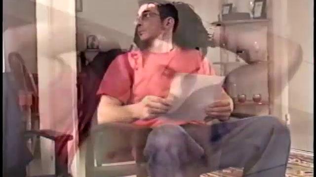 Gianni дрочит свой большой волосатый член на камеру