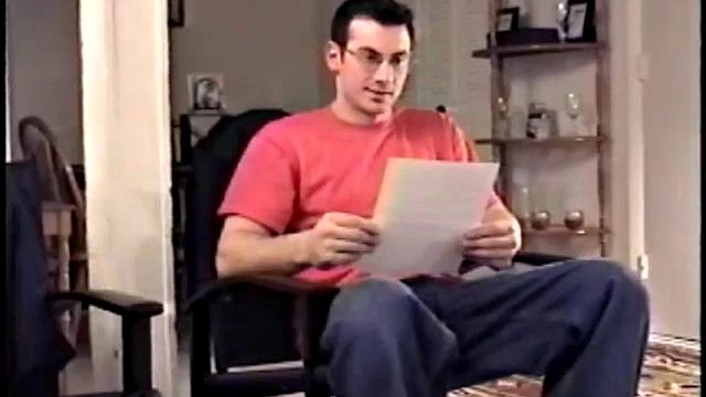 Gianni дрочит свой большой волосатый член на камеру