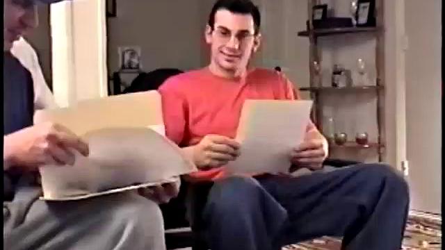 Gianni дрочит свой большой волосатый член на камеру