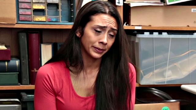 смотри, как подозреваемую раздевают и устраивают групповуху прямо на складе