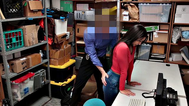 смотри, как подозреваемую раздевают и устраивают групповуху прямо на складе