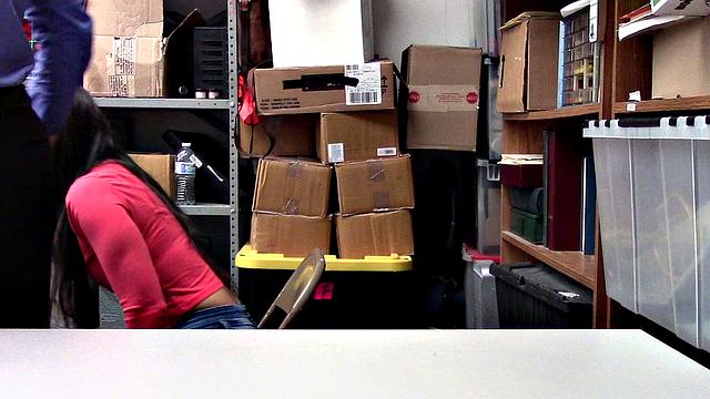 смотри, как подозреваемую раздевают и устраивают групповуху прямо на складе