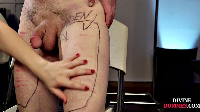 Властная госпожа крутит яйца мужику и наказывает тростью по члену, жёсткое доминирование для настоящих мазохистов.