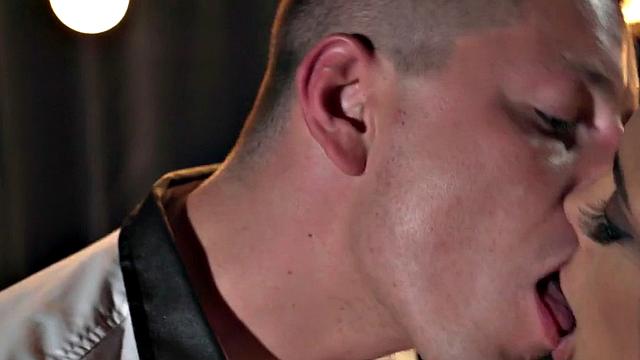 соблазнительная зрелая в белье целует и трахается после