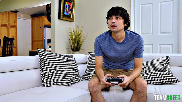 Тристан Саммерс отвлекает Рики Спэниша от игр и жадно сосет его член у соседа-геймера, пока тот забывает про приставку.