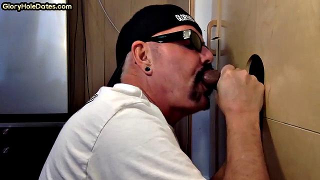 Deepthroating gloryhole DILF eats with his greedy mouth