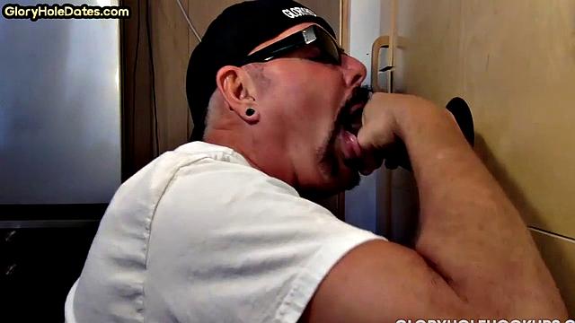 Deepthroating gloryhole DILF eats with his greedy mouth
