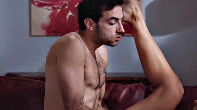 зрелая с огромными сиськами жёстко трахается на диване