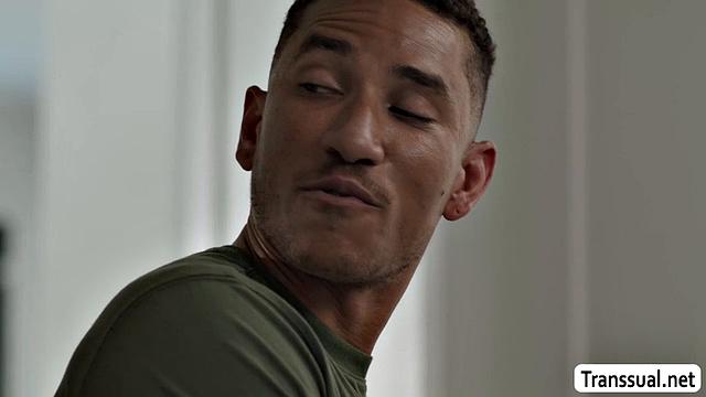 Zariah Aura жадно сосёт член Axel Green, потом принимает его в свою тугую попку без резинки, shemale порно для любителей страсти.