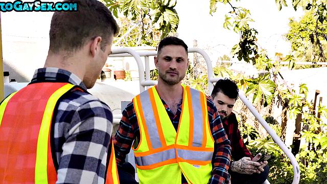 Facial barebacked and jizzed in 3some by top jocks