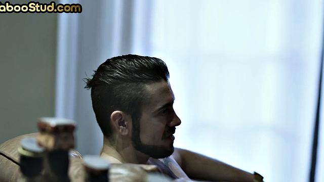 атлет трахает сводного брата в жопу дома