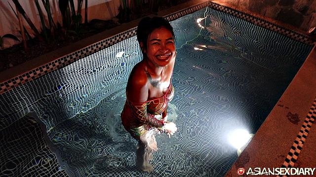 Грудастая Мими С играет с игрушками у бассейна и устраивает шоу для камеры с иронией - кто посчитает, сколько оргазмов?