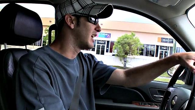 Татуированный белый мужик жестко трахает черного качка на диване