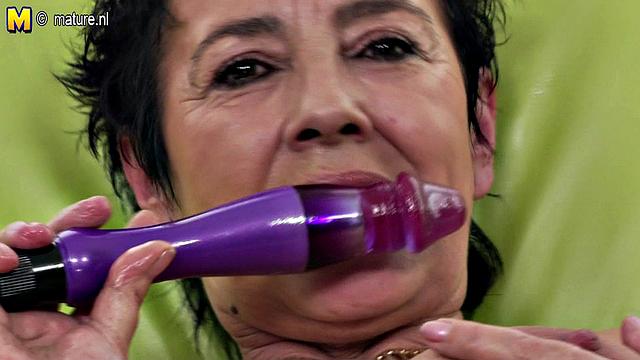 зрелая шлюха трахается на диване