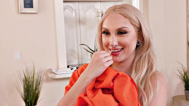 бюстгальтерная блондинка skylar vox устраивает вечеринку на двоих беглецов