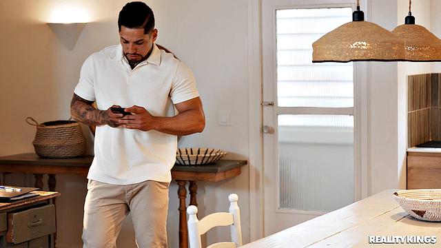 Асандра Дьюи пришла учиться, а ушла с кайфом на диване у препода с наручниками - на камеру, как положено взрослым студенткам.