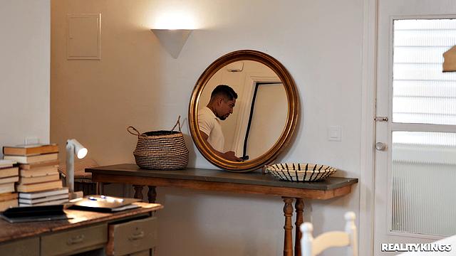 Асандра Дьюи пришла учиться, а ушла с кайфом на диване у препода с наручниками - на камеру, как положено взрослым студенткам.