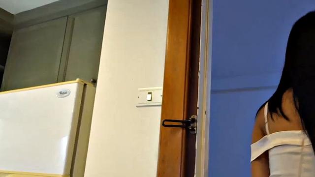 азиатская транcуха орет от огромного хуя в жопе