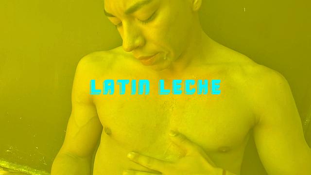 латинский красавчик сосёт и получает по полной у оператора