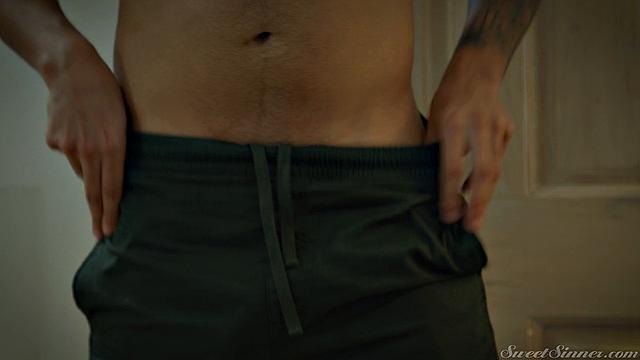 Поймал мачеху за пенис-пампой - зрелая соблазняет пасынка и трахается с ним на кровати, Ryan Keely и Oliver Davis в страстной домашней ебле.