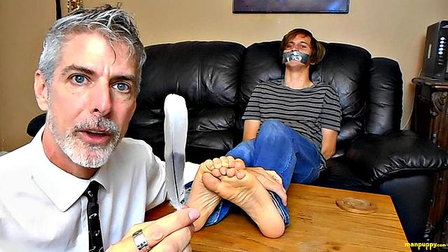 Элис извивается на диване - Элис Атакс и Ричард Леннокс