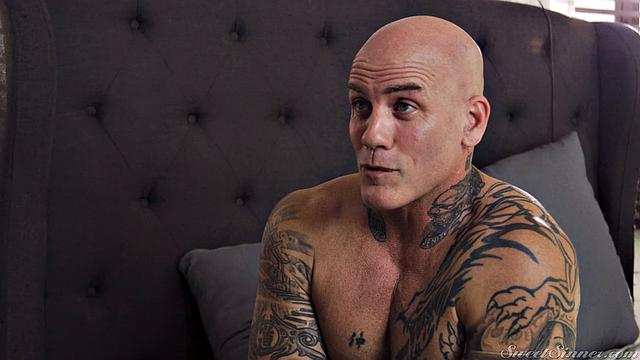 scarlett alexis трахается с derrick pierce за деньги в спальне