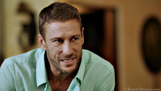 scarlett alexis трахается с derrick pierce за деньги в спальне