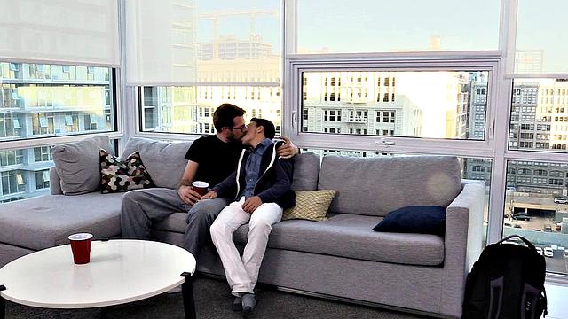 Папочка и братья жарко трахаются на диване