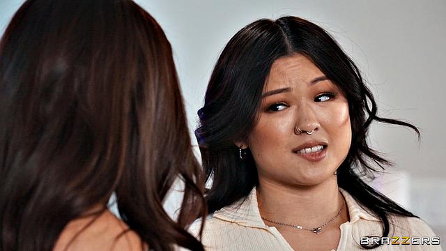 Лулу Чу соблазняет парней в доме, но подруга Энцо застает их за сексом с Мэдди Рен и вмешивается в разгаре оргии.