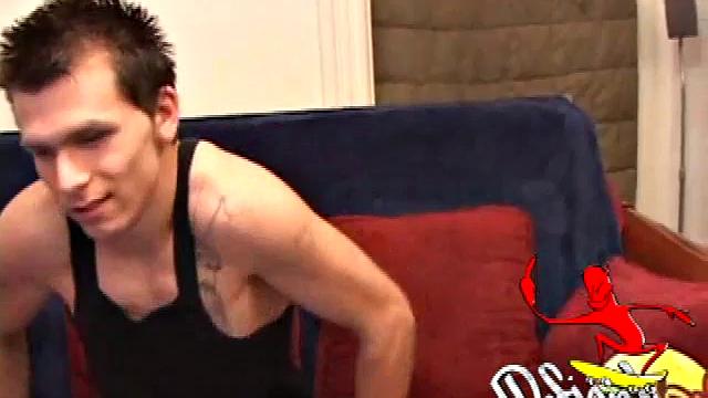 Шелдон после катки на скейте загибается и сосёт себе сам