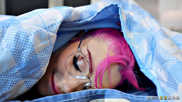 Питер трахает секс-куклу, а Лили наблюдает и мечтает о зрелом мужчине.