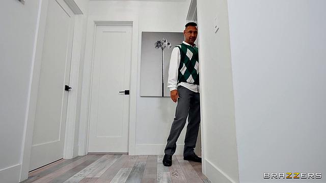 Питер трахает секс-куклу, а Лили наблюдает и мечтает о зрелом мужчине.