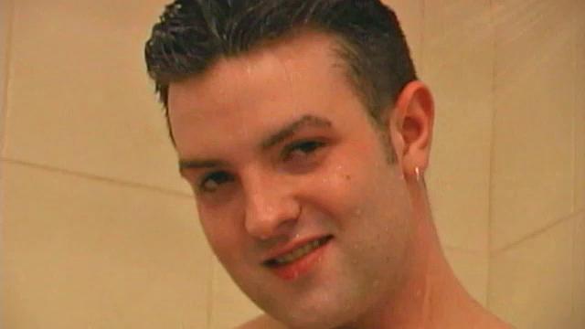 Джереми Вест дрочит свой здоровый член в душе и заливает спермой зеркало