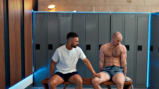 Bottom muscled jock gets creampied after assfucking