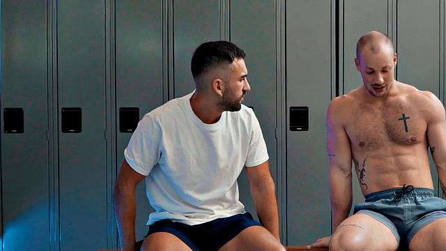 накачанный жопастик ловит кремпай - вот это спортзал по-взрослому