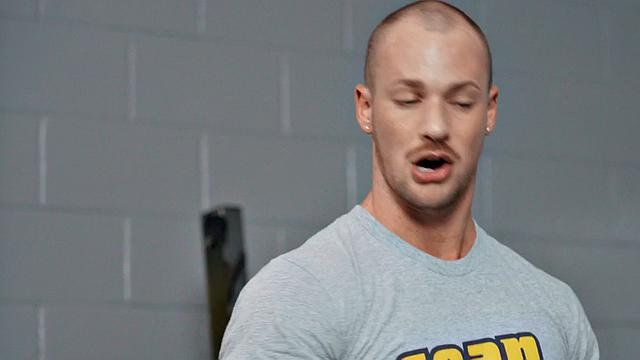 накачанный жопастик ловит кремпай - вот это спортзал по-взрослому