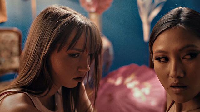 Три красотки: Кейт Куинн, Мэй Тай и Кристи Уайт теряются в лесбийской страсти